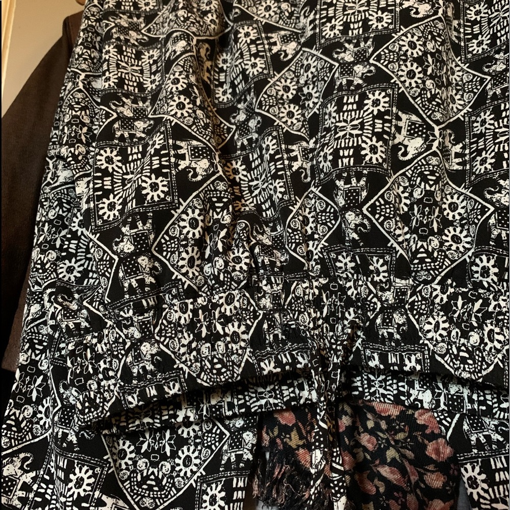 Lightweight pants w/pockets super soft. Elephants